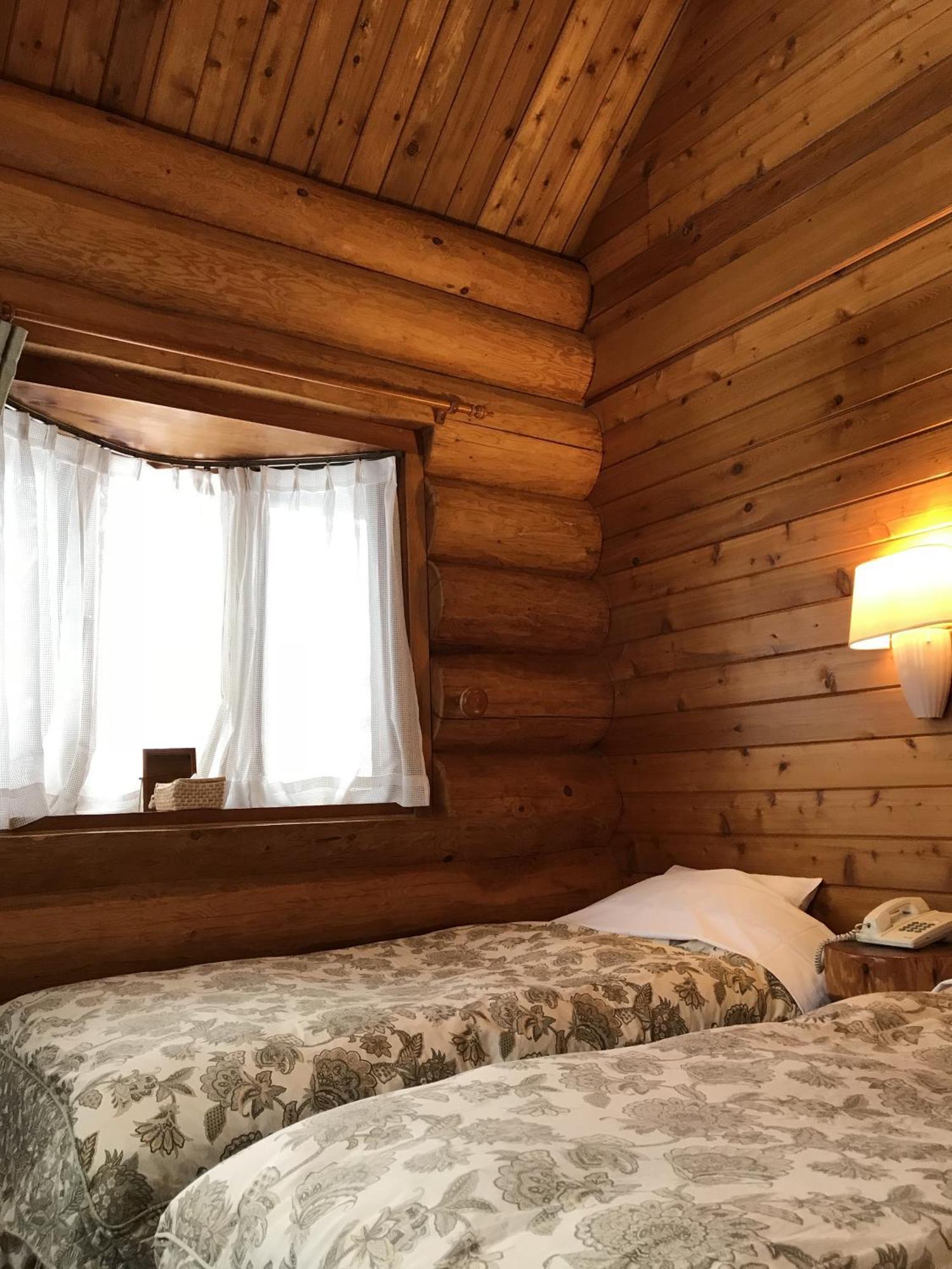 Shinano  Log Hotel Kamloops المظهر الخارجي الصورة