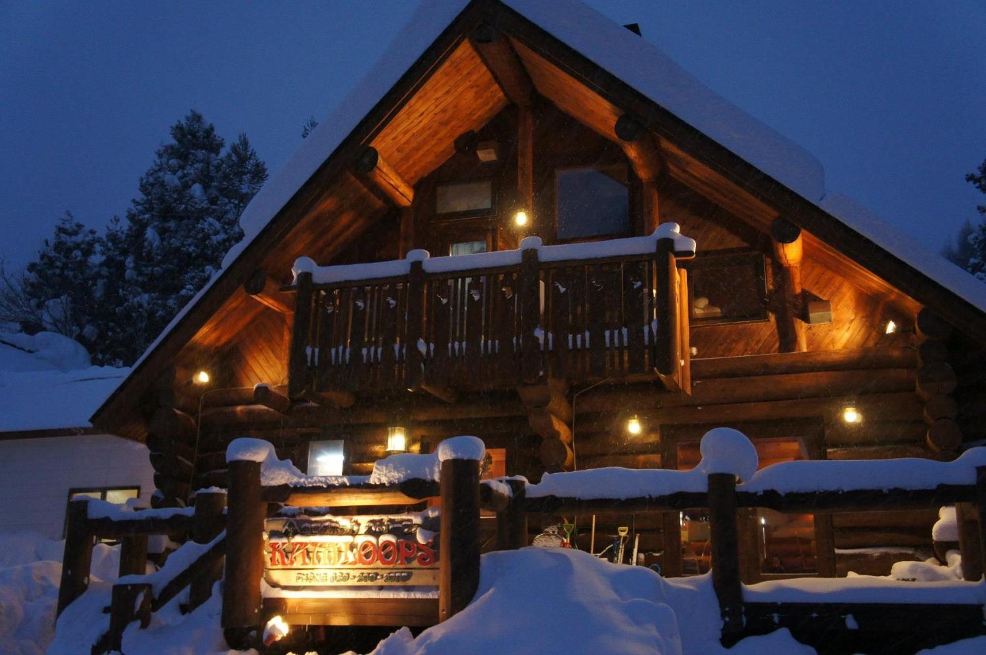 Shinano  Log Hotel Kamloops المظهر الخارجي الصورة